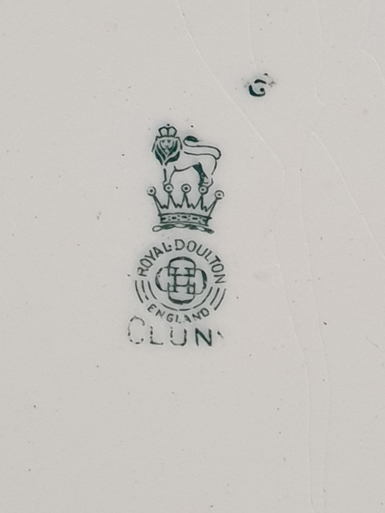 A LAGE QUANTITY OF PLATES TO INCLUDE ROYAL DOULTON CLUNY PATTERNED MEAT PLATE WEDGWOOD COLLECTORS - Image 2 of 3