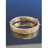 VINTAGE 1970S GOLD HALF PATTERN BANGLE WITH SAFETY CHAIN - SLIGHT CREASE TO INSIDE OF THE BANGLE BUT