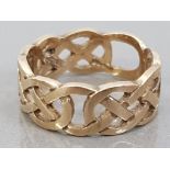 9CT GOLD CELTIC PATTERN RING, 3.8G SIZE N