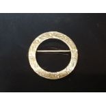 A 12CT YELLOW GOLD CIRCULAR ENGRAVED BROOCH BY WINARD 2.7G