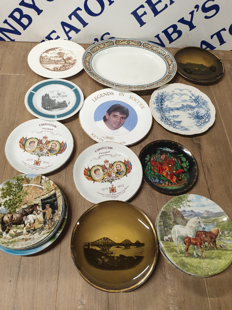 A LAGE QUANTITY OF PLATES TO INCLUDE ROYAL DOULTON CLUNY PATTERNED MEAT PLATE WEDGWOOD COLLECTORS