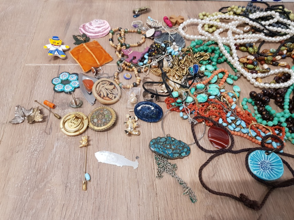 COSTUME JEWELLERY TO INCLUDE BROOCHES NECKLACES BEAR STICK PIN FILAGREE BOW BROOCH ETC - Bild 2 aus 4