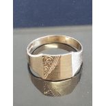 LARGE 9CT GOLD GENTS SIGNET RING SIDE V 4GRAMS