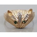 9CT GOLD AND EMERALD SET CAT FACE RING, 3.4G SIZE P1/2