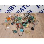 COSTUME JEWELLERY TO INCLUDE BROOCHES NECKLACES BEAR STICK PIN FILAGREE BOW BROOCH ETC