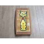 1960S TEAK AND TILE TRIVET BY WYNCRAFT DEPICTING A CAT LABEL TO UNDERSIDE