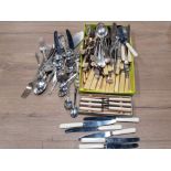 A LARGE LOT OF MISCELLANEOUS CUTLERY