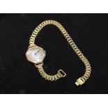 A 9CT GOLD CASED LADIES WRISTWATCH WITH ASSOCIATED GILT METAL STRAP