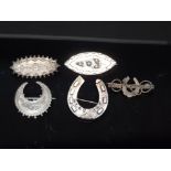 4 VICTORIAN SILVER BROOCHES TO INCLUDE A HORSESHOE PATTERN 17.7G ALL HALLMARKED TOGETHER WITH A