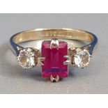 9CT YELLOW GOLD PINK AND WHITE THREE STONE RING, 2.5G SIZE O