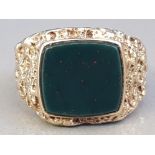 9CT YELLOW GOLD BLOODSTONE SIGNET RING, 8.9G SIZE T