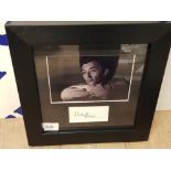 ROBERT MITCHUM AUTOGRAPH FRAMED WITH A PHOTOGRAPH 19 X 19CM