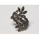 SILVER AND MARCASITE LEAF DESIGN RING, 3.4G GROSS SIZE K