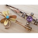 TWO 9CT YELLOW GOLD BROOCHES SHAMROCK PATTERN AND ANOTHER PURPLE STONE BOTH STAMPED 2.6G GROSS