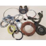 BAG CONTAINING MISCELLANEOUS COSTUME BANGLES