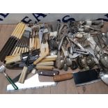 LARGE QUANTITY OF MISCELLANEOUS STAINLESS STEEL AND SILVER PLATED CUTLERY