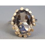 9CT YELLOW GOLD OVAL SMOKEY QUARTZ RING, 4.2G SIZE L