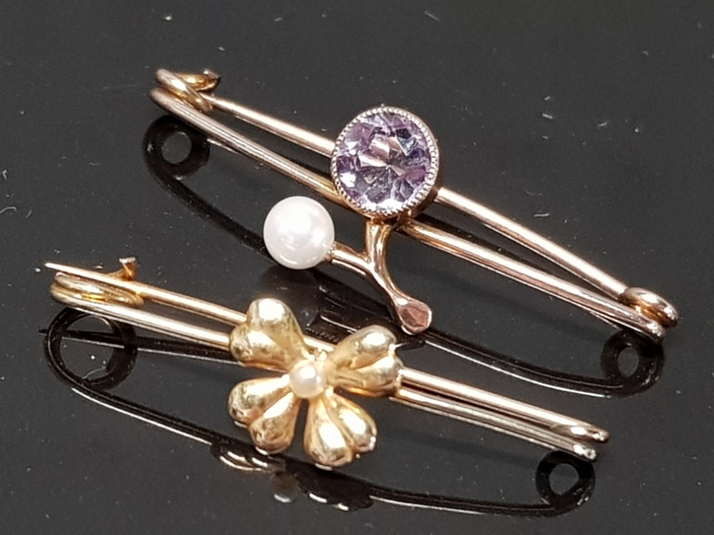 TWO ANTIQUE YELLOW METAL BROOCHES ONE WITH PURPLE STONE AND PEARL THE OTHER FOUR LEAF CLOVER 2.4G