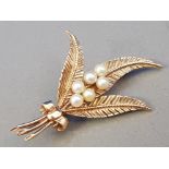 9CT YELLOW GOLD PEARL LEAF DESIGN BROOCH, 4.1G
