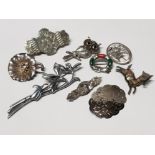 A TOTAL OF 9 SILVER AND WHITE METAL BROOCHES INCLUDES ANIMAL AND FLORAL DECOR, ALL IN GOOD CONDITION