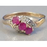 9CT YELLOW GOLD THREE STONE RUBY RING, 1.1G SIZE O