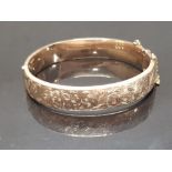 VINTAGE 1970S GOLD HALF PATTERN BANGLE WITH SAFETY CHAIN 16G (SLIGHT CREASE TO INSIDE OF BANGLE