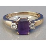 9CT YELLOW GOLD CUBIC ZIRCONIA AND PURPLE STONE RING, 2.4G SIZE N