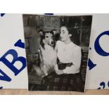 ELIZABETH TAYLOR AND LASSIE VINTAGE PHOTO PRESS STICKER TO VERSO 25 X 20CM