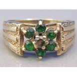 9CT YELLOW GOLD GREEN STONE CLUSTER RING, 4.6G SIZE O