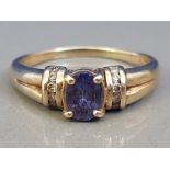 14CT YELLOW GOLD PURPLE STONE RING, 4G SIZE T1/2