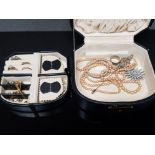 BLACK LEATHER JEWELLERY BOX AND CONTENTS WHICH INCLUDE RINGS AND PEARL NECKLACE ETC