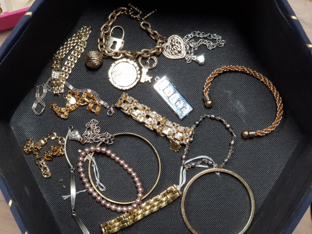 GILT AND YEELOW METAL COSTUME JEWELLERY, INCLUDES BANGLES AND BRACELETS