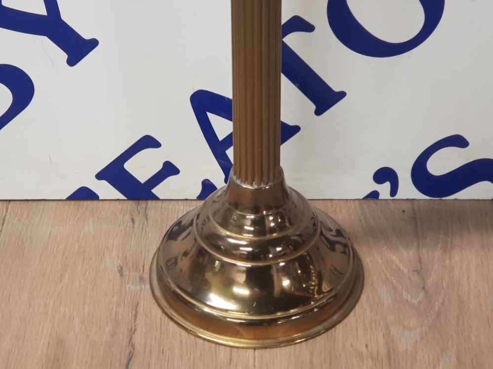 TALL OIL LAMP ON REEDED BRASS STEM WITH BOTH SHADES PRESENT - Image 2 of 3