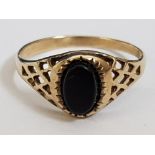 9CT YELLOW GOLD BLACK STONE RING, 0.83G SIZE E