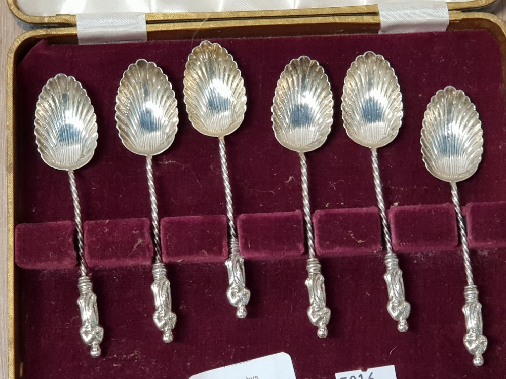 CASE BOX SOLID SILVER SHELL TEASPOONS AND SUGAR TONGS WITH TWISTED STEMS AND APOSTLE FINIALS - Image 2 of 3