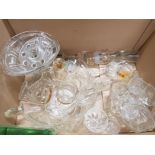 A BOX OF MISCELLANEOUS GLASS WARE TO INCLUDE ETCHED DRINKING GLASSES ROSE BOWL ETC