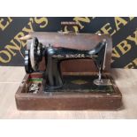 A VINTAGE SINGER SEWING MACHINE IN ORIGINAL CARRY CASE WITH KEY