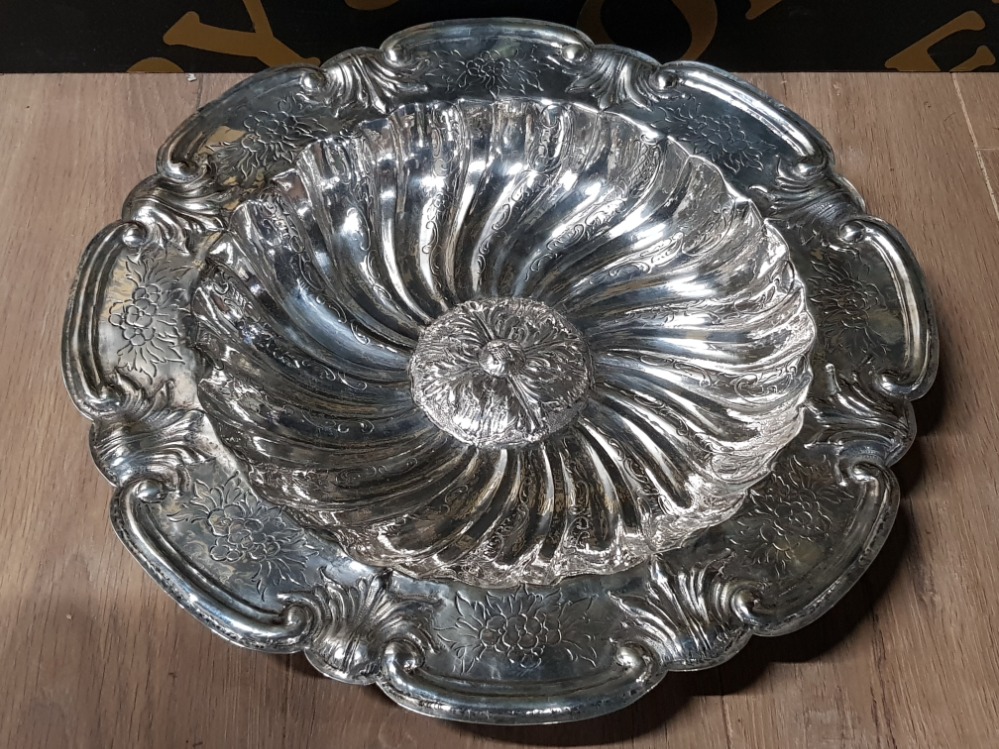 LARGE HALLMARKED LATE 17TH CENTURY SILVER AND ETCHED FRUIT BOWL 1047.6G