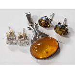 2 PAIRS OF SILVER EARRINGS AND SILVER AMBER PENDANT, 5.33G GROSS WEIGHT