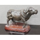 FANTASTIC BRONZE ORNAMENT OF A SOUTH EAST AFRICAN CAPE BUFFALO, ON WOODEN BASE, LENGTH 21CM X HEIGHT