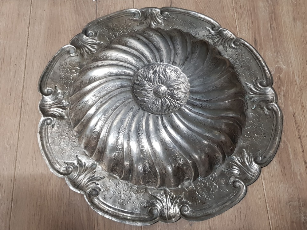 LARGE HALLMARKED LATE 17TH CENTURY SILVER AND ETCHED FRUIT BOWL 1047.6G - Image 2 of 3