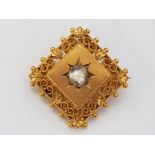 18CT YELLOW GOLD DIAMOND SQUARE ORNATE BROOCH, 6.8G