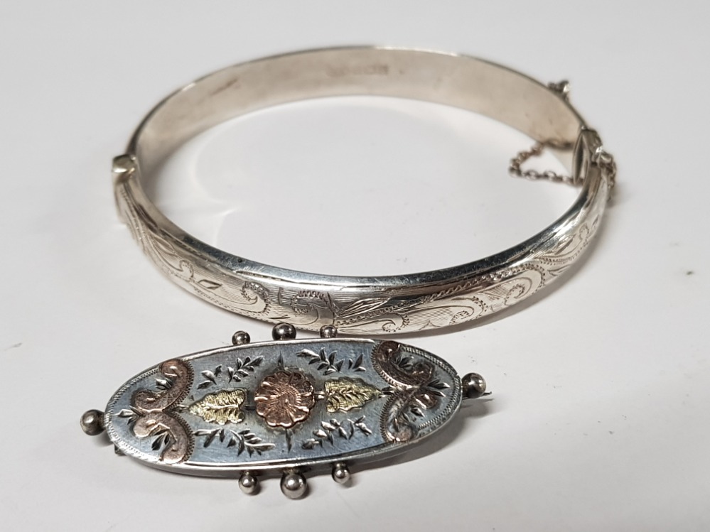 HALLMARKED SILVER 1/2 ETCHED BANGLE WITH SAFETY CHAIN AND HALLMARKED SILVER AND GOLD OVAL BROOCH, 12