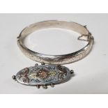HALLMARKED SILVER 1/2 ETCHED BANGLE WITH SAFETY CHAIN AND HALLMARKED SILVER AND GOLD OVAL BROOCH, 12
