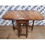 AN OAK DROP LEAF GATELEG TABLE 95 X 73 X 76.5CM