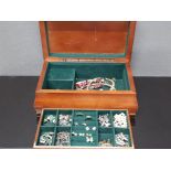 WOODEN MUSICAL JEWELLERY BOX AND CONTENTS, INCLUDING SILVER AND WHITE METAL JEWELLERY