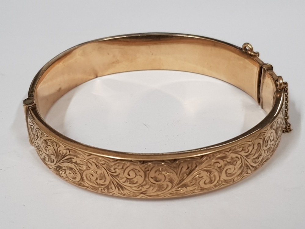 VINTAGE 1970S GOLD HALF PATTERN BANGLE WITH SAFETY CHAIN, 16G, SLIGHT CREASE TO INSIDE OF BANGLE BUT