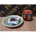 AN AMOUNT OF ORIENTAL ITEMS TO INCLUDE HAND PAINTED COVERED BOX LARGE FAMILLE VERTE CHARGER