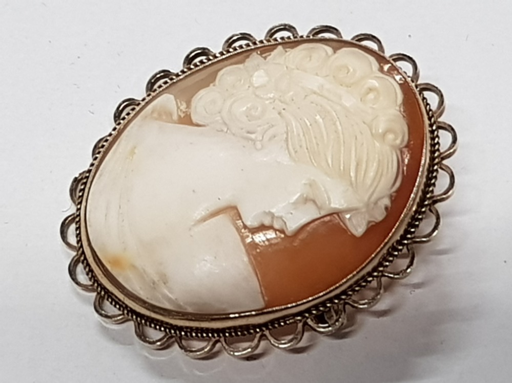 GOLD ON SILVER FEMALE CAMEO BROOCH, 8.9G GROSS