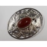 SILVER AND CARNELIAN OVAL BROOCH, 11.8G